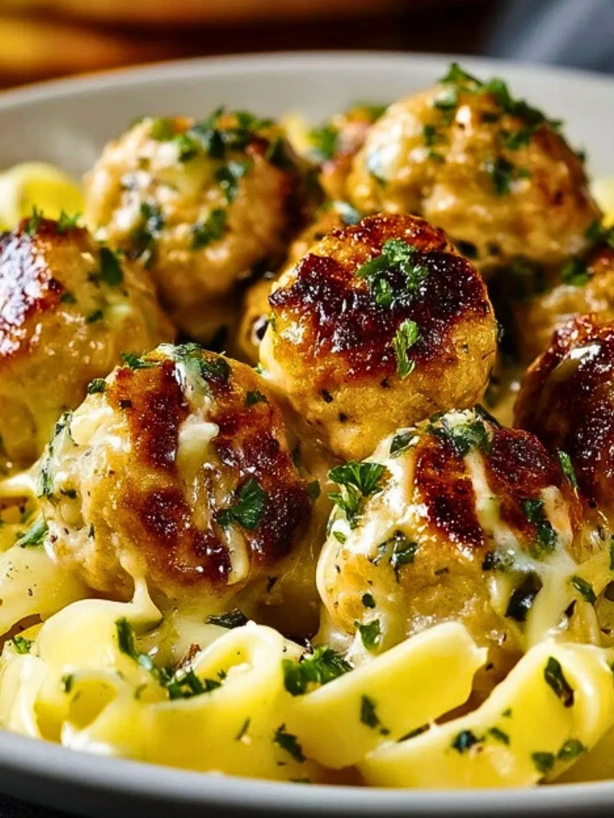 Boulettes de poulet à l'ail et au beurre avec des pâtes crémeuses au parmesan (2)