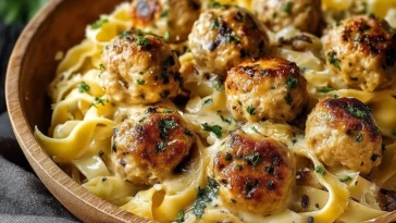 Boulettes de poulet à l'ail et au beurre avec des pâtes crémeuses au parmesan