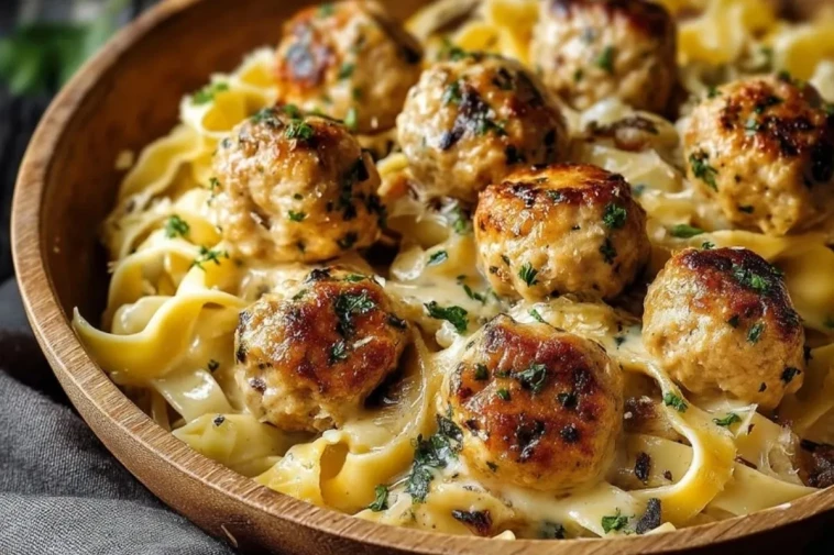 Boulettes de poulet à l'ail et au beurre avec des pâtes crémeuses au parmesan