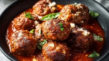 Boulettes de viande italiennes keto avec sauce marinara