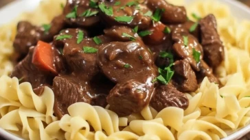 Boeuf Aux Nouilles En Cocotte