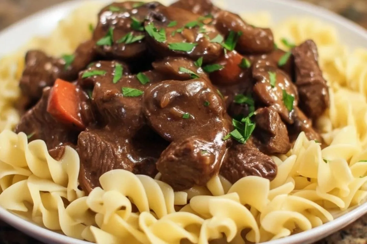 Boeuf Aux Nouilles En Cocotte