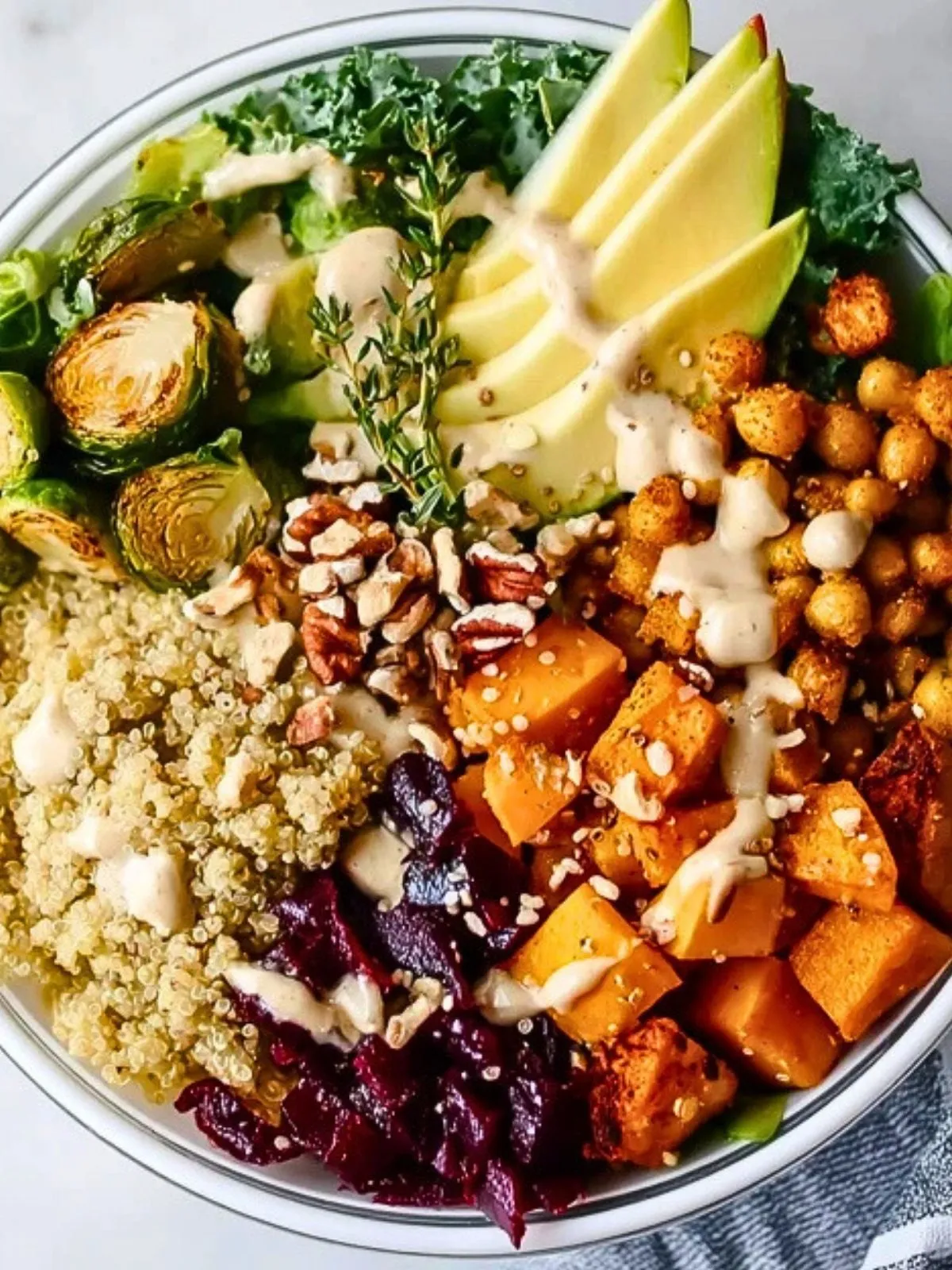 Bol De Quinoa De Récolte Avec Sauce Tahini Crémeuse (1)