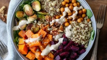 Bol De Quinoa De Récolte Avec Sauce Tahini Crémeuse