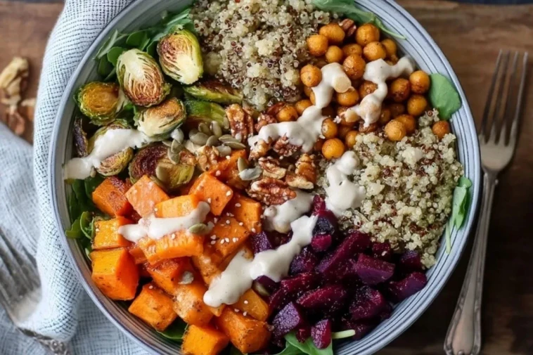Bol De Quinoa De Récolte Avec Sauce Tahini Crémeuse