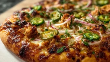 Pizza Poulet Épicé aux Jalapeños Marinés