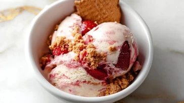 Glace Protéinée Au Cheesecake Aux Fraises