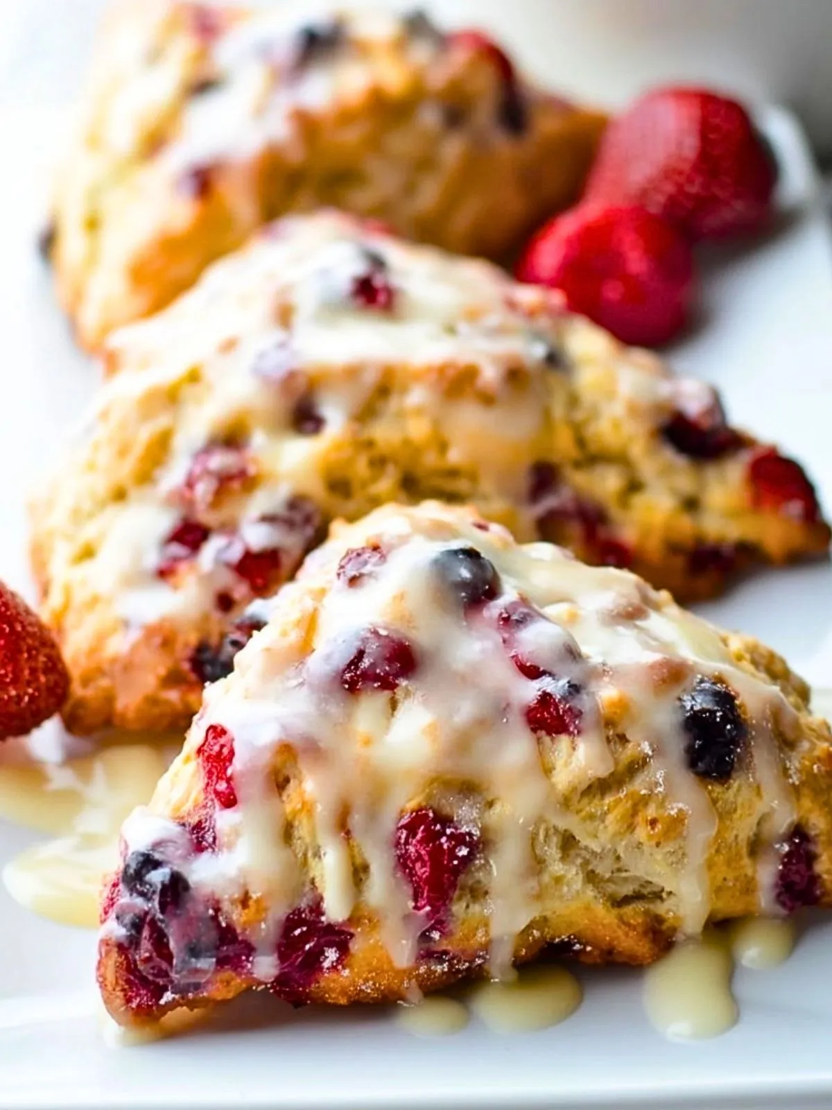 Scones Aux Baies Mélangées Glacés (1)